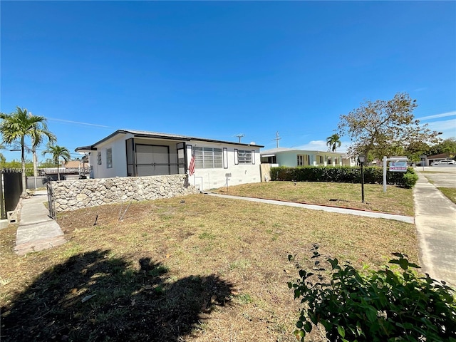 manufactured / mobile home with fence and a front yard