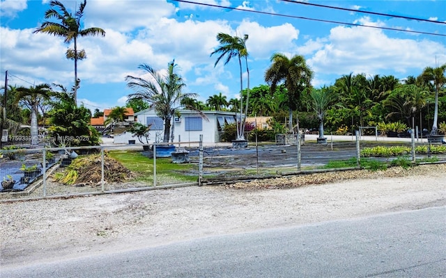 view of front facade with fence