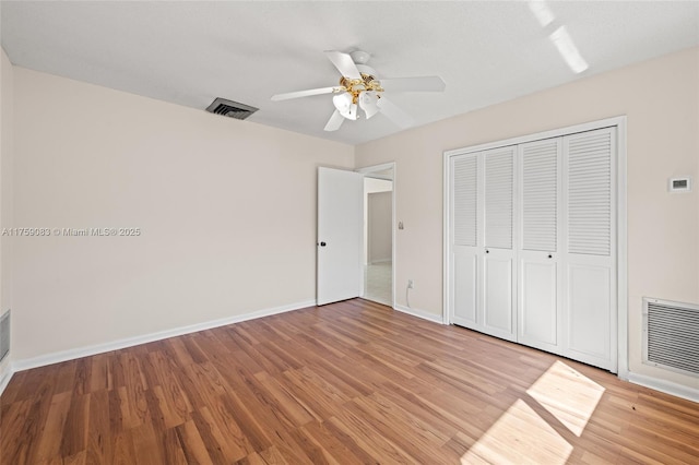 unfurnished bedroom with light wood-style flooring, a closet, baseboards, and a ceiling fan