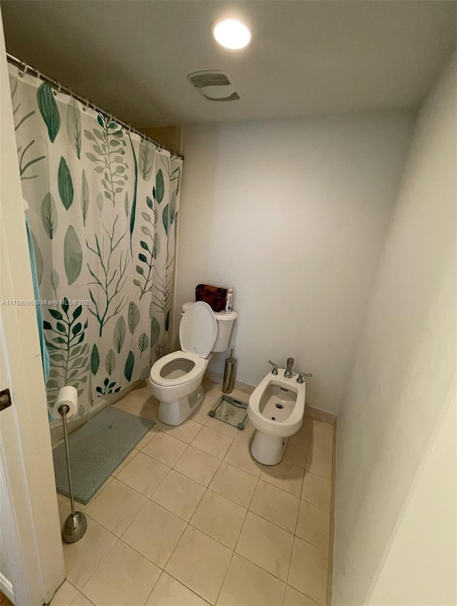 full bathroom featuring toilet, visible vents, a shower with shower curtain, and tile patterned floors