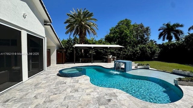 view of swimming pool featuring a pool with connected hot tub, a pergola, and a patio area