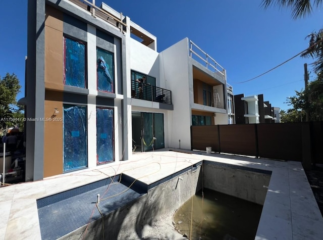 view of swimming pool with fence