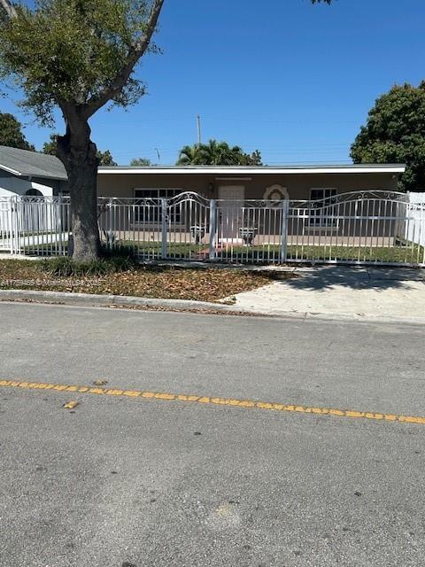 view of front facade with a fenced front yard