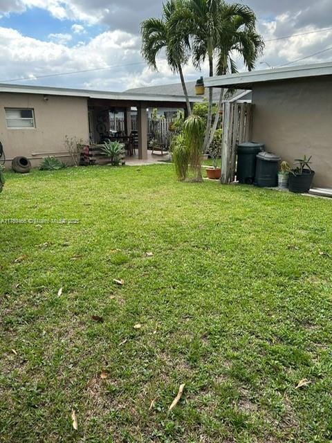 view of yard featuring a patio area