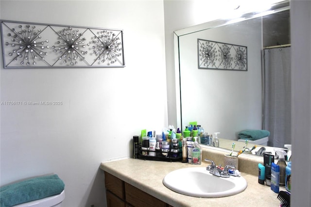 full bathroom with a shower with shower curtain, toilet, and vanity