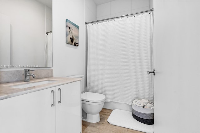 full bathroom featuring curtained shower, vanity, and toilet