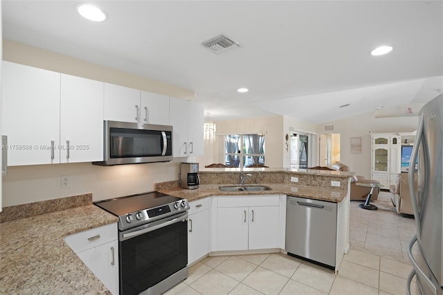 kitchen with visible vents, a peninsula, stainless steel appliances, a sink, and recessed lighting