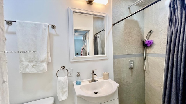 bathroom with a shower with curtain, vanity, and toilet