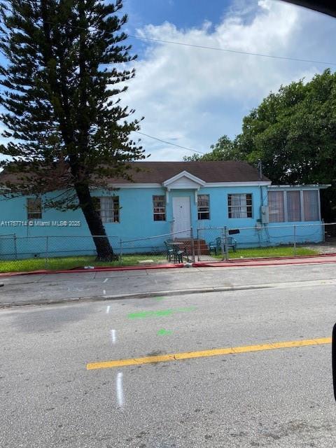 view of front facade featuring a fenced front yard