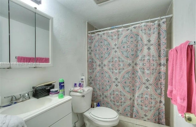 full bath featuring a shower with shower curtain, toilet, vanity, and a textured wall