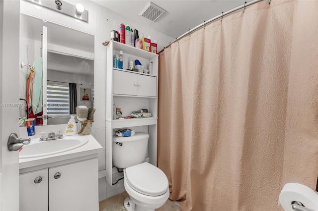 full bath with a shower with shower curtain, visible vents, vanity, and toilet