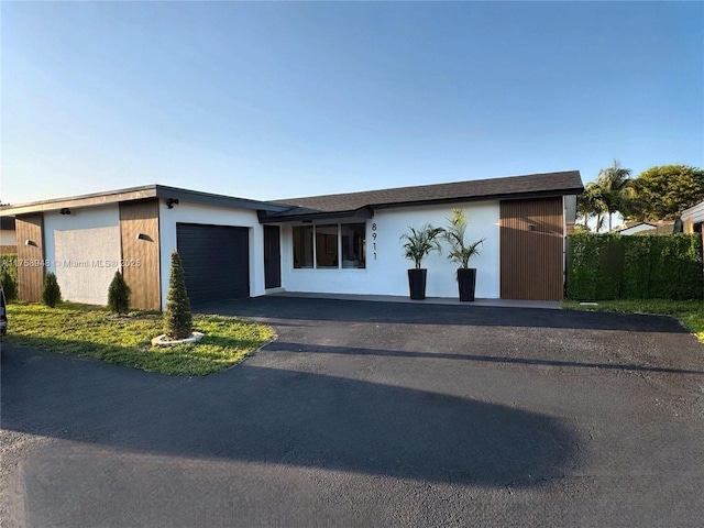 view of front facade featuring aphalt driveway and a garage