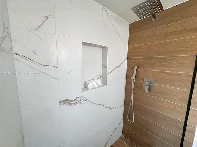 bathroom featuring a tile shower