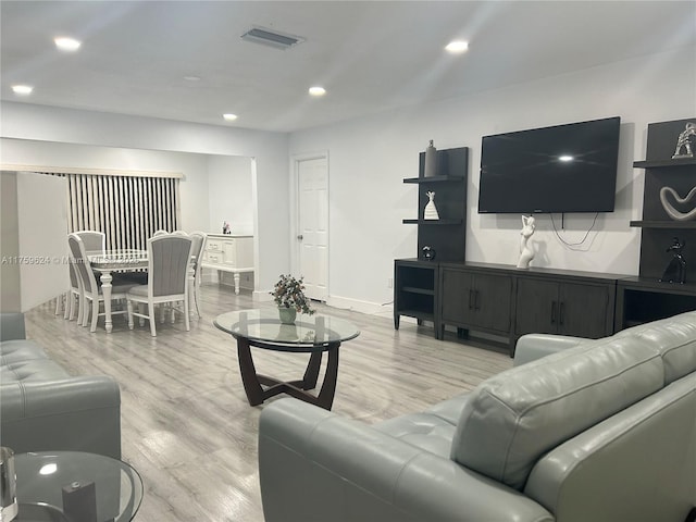 living room featuring baseboards, wood finished floors, visible vents, and recessed lighting