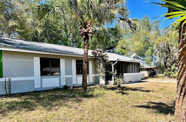 view of front of home with a front lawn