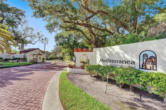 community / neighborhood sign with a residential view