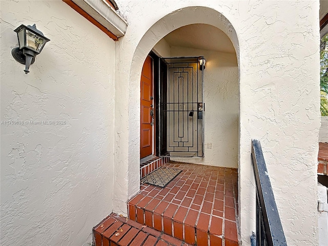 view of exterior entry with stucco siding