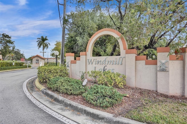 view of community / neighborhood sign