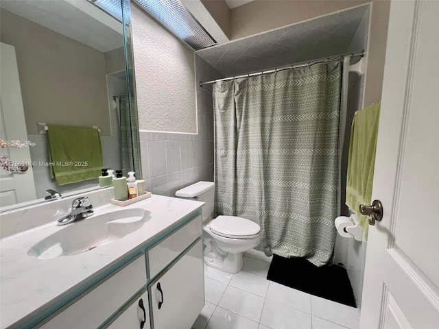 full bathroom featuring tile patterned flooring, toilet, vanity, tile walls, and a shower with curtain