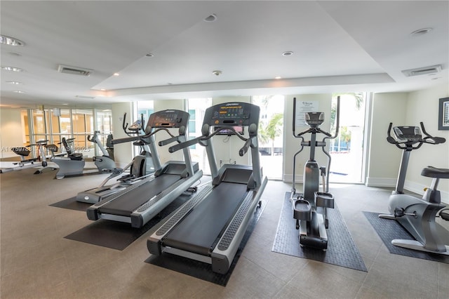 workout area with a healthy amount of sunlight, visible vents, and baseboards