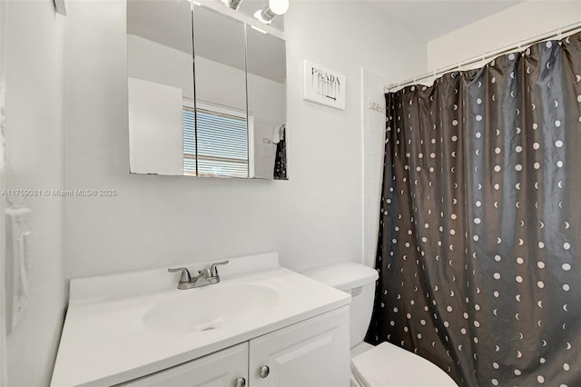 full bath with toilet, curtained shower, and vanity