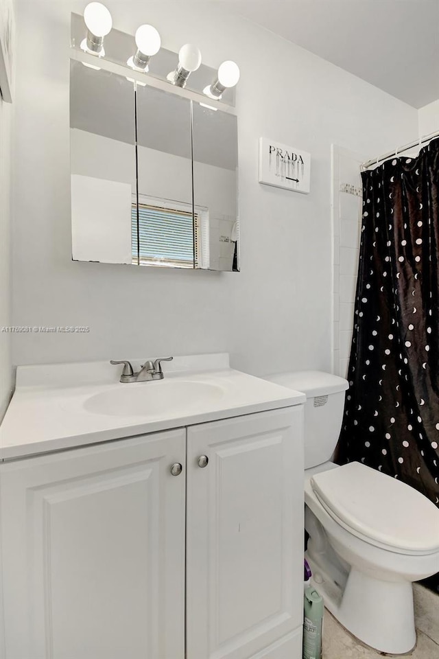 full bathroom with a shower with shower curtain, vanity, and toilet