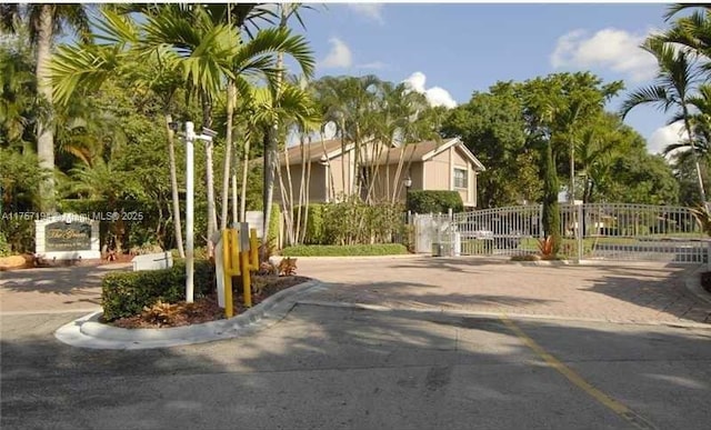 17 Boxwood Rd, Hollywood, FL 33021 - exterior space with a gate