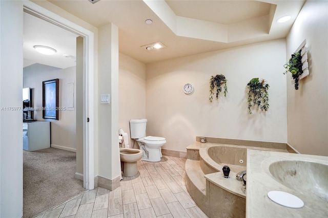 full bathroom with a garden tub, a bidet, toilet, and baseboards