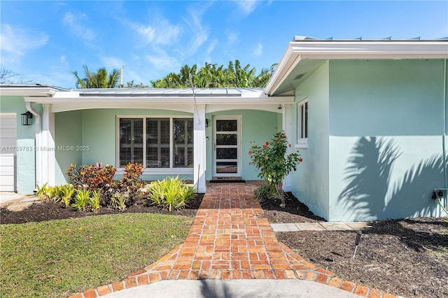 property entrance featuring stucco siding