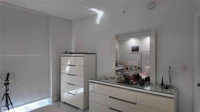 walk in closet featuring a dry bar