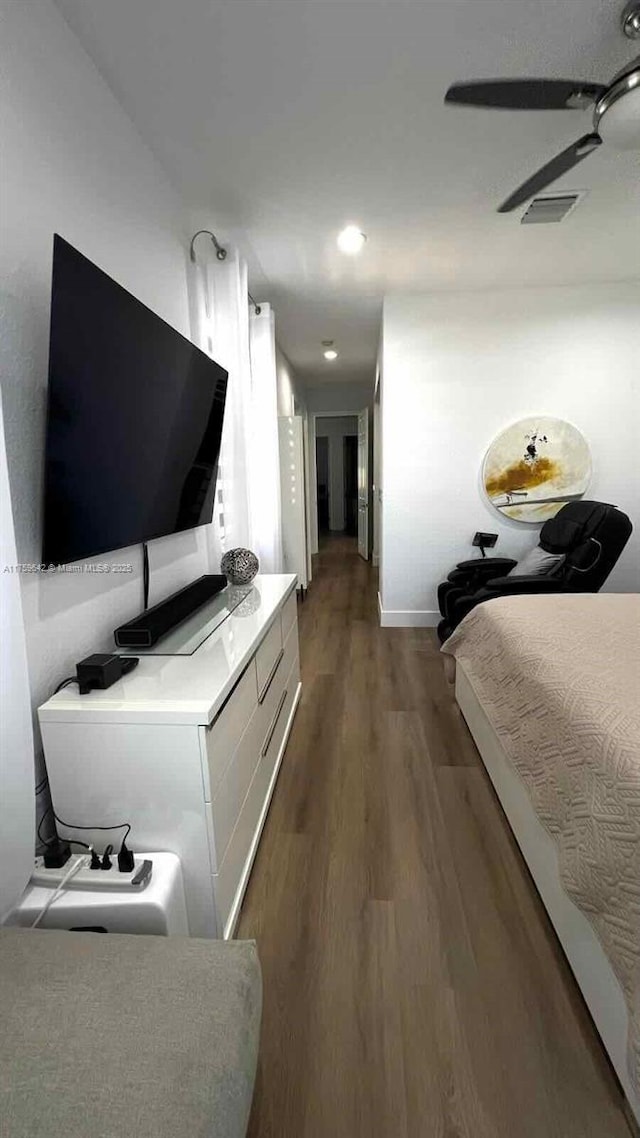 bedroom featuring visible vents, dark wood-style floors, and a ceiling fan