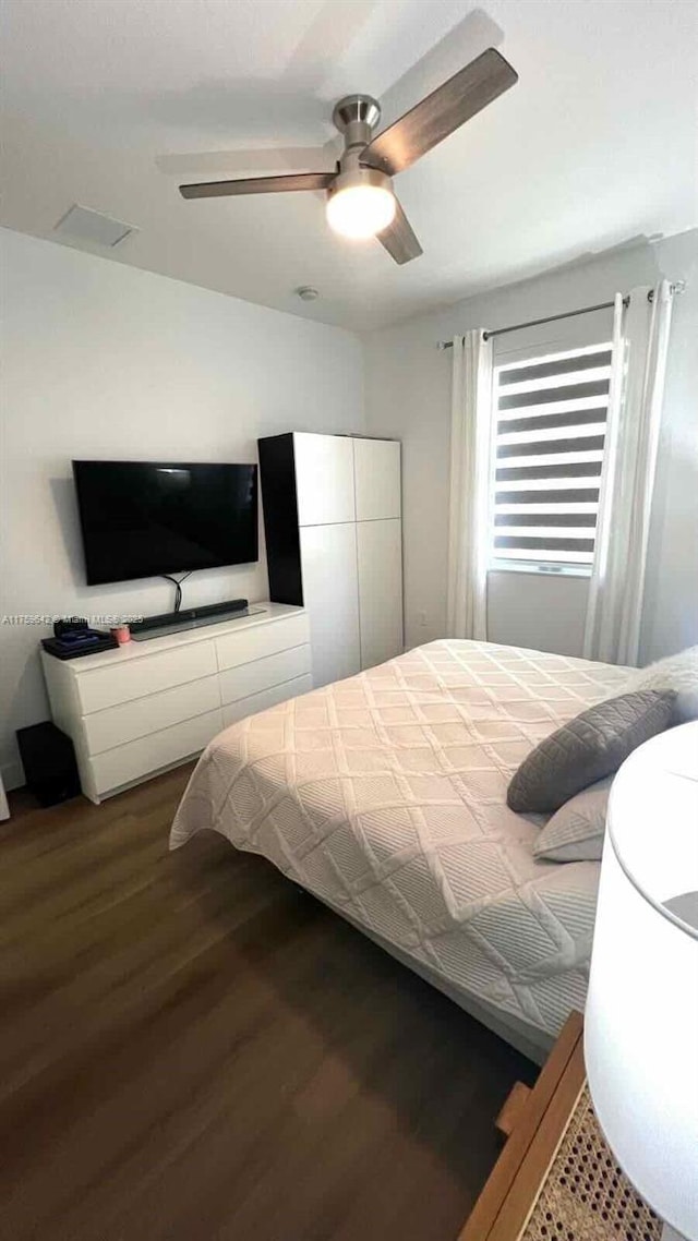 bedroom with dark wood-style floors and ceiling fan