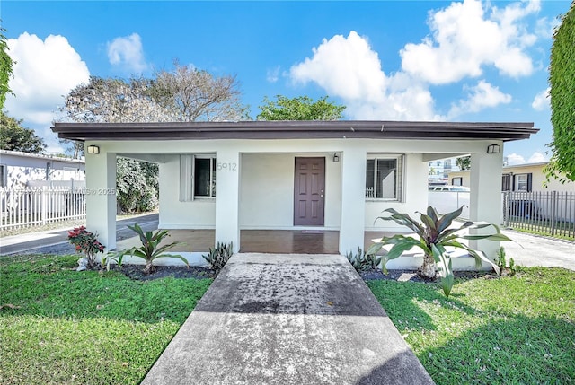 bungalow-style house featuring stucco siding, a porch, a front yard, and fence