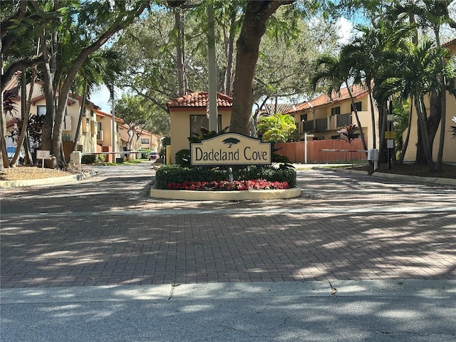 community sign featuring a residential view