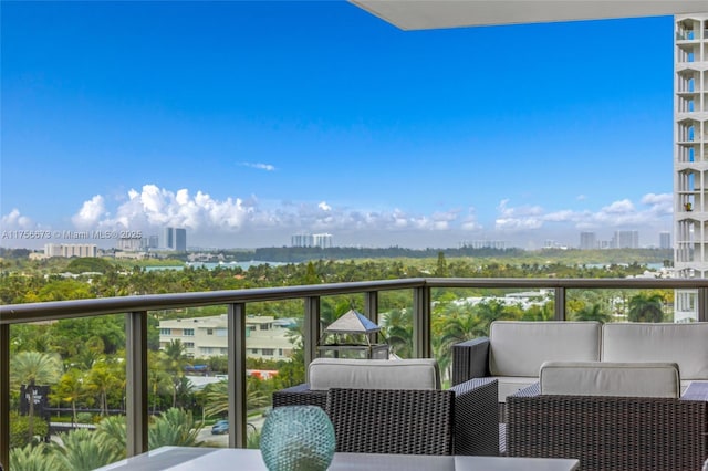 balcony featuring an outdoor hangout area and a city view