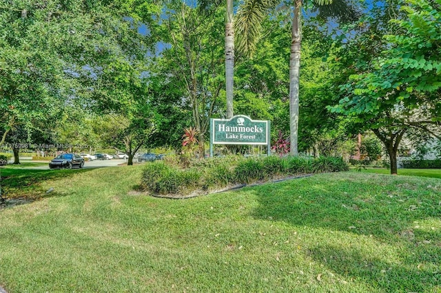 community / neighborhood sign featuring a lawn