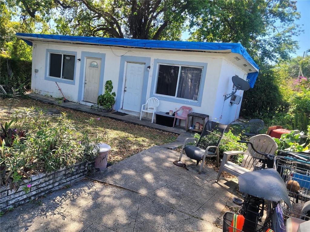 view of front of property featuring a patio