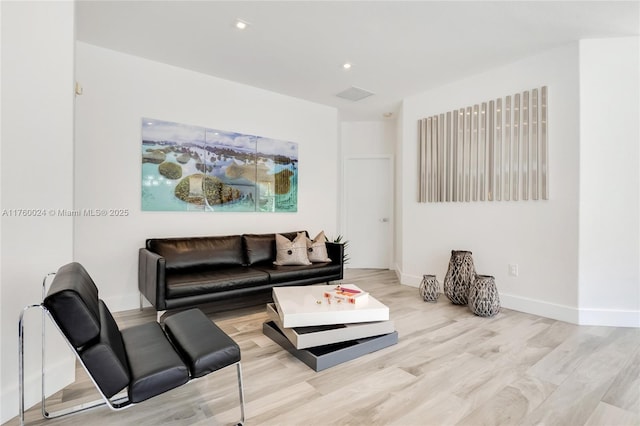 living area with visible vents, recessed lighting, light wood-style floors, and baseboards