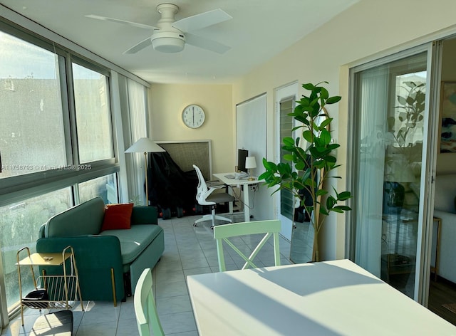 sunroom / solarium featuring a ceiling fan