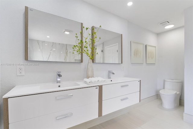 full bathroom featuring a sink, toilet, recessed lighting, and double vanity