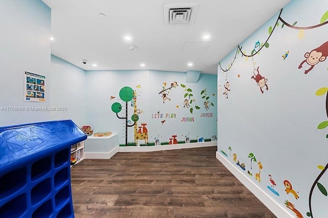 950 Brickell Bay Dr Unit 3605, Miami, FL 33131 - recreation room with recessed lighting, visible vents, baseboards, and wood finished floors
