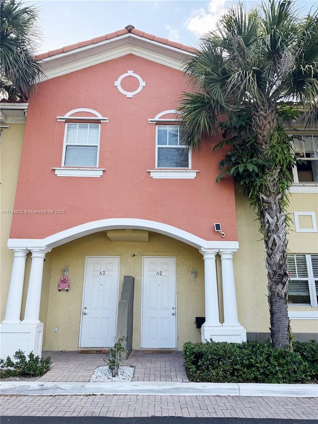 view of front facade featuring stucco siding