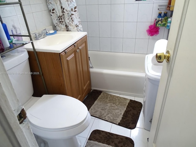 full bathroom featuring tile patterned floors, shower / bath combo with shower curtain, toilet, and vanity