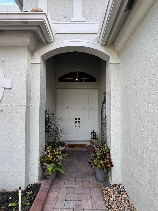 property entrance featuring stucco siding