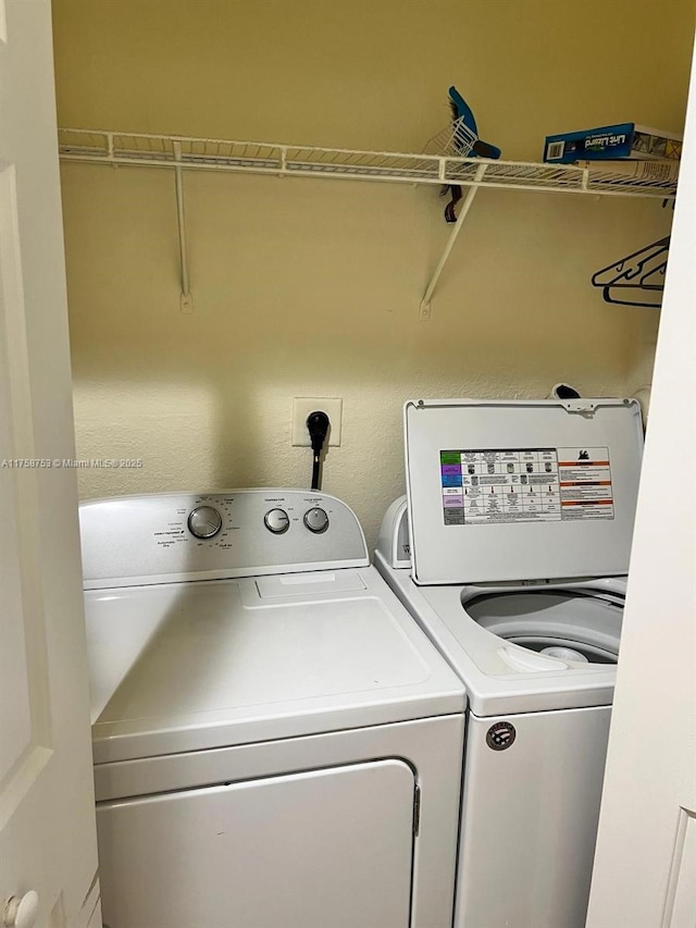 laundry room with laundry area and independent washer and dryer