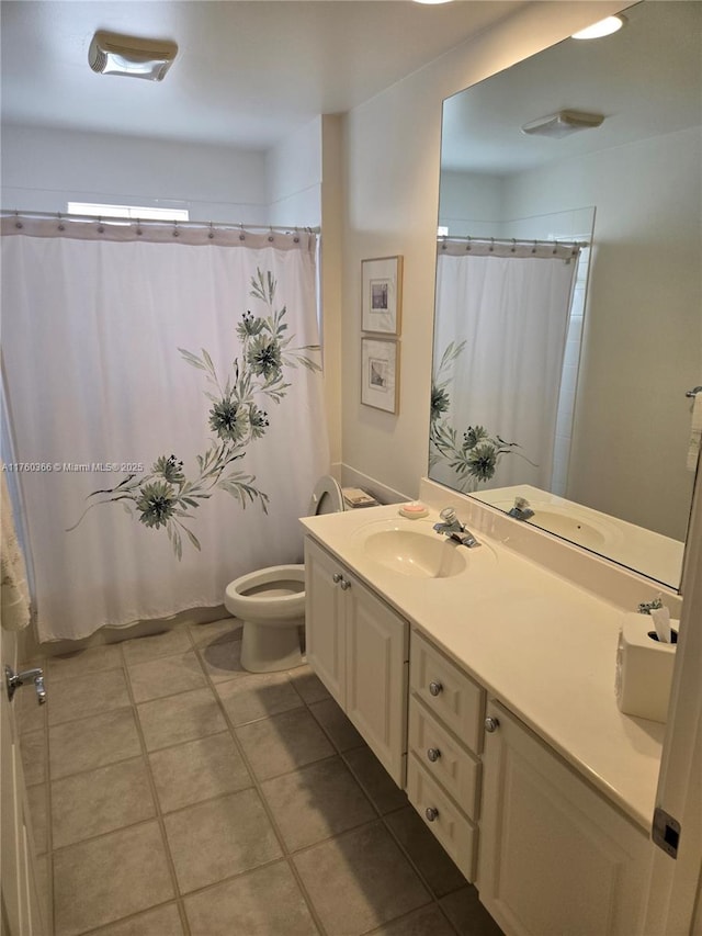 full bathroom featuring tile patterned floors, a shower with shower curtain, toilet, and vanity