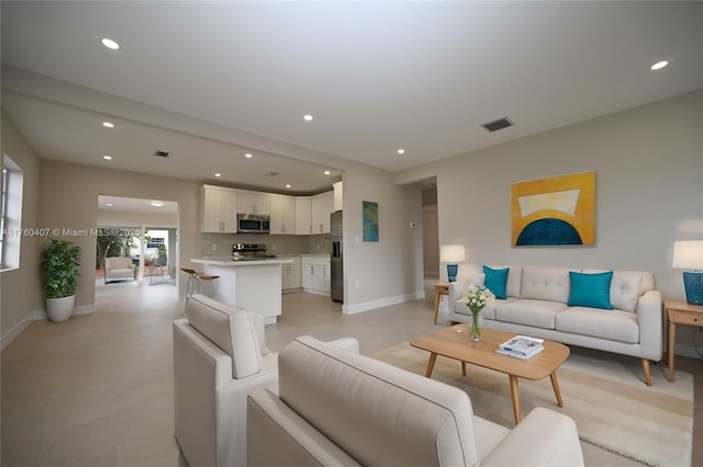 living room featuring recessed lighting, visible vents, and baseboards