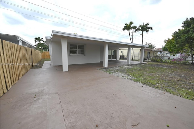 view of front facade with stucco siding and fence