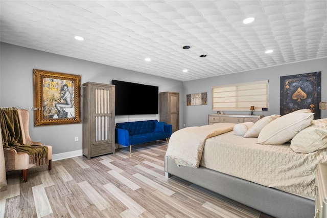 bedroom featuring light wood finished floors, recessed lighting, and baseboards