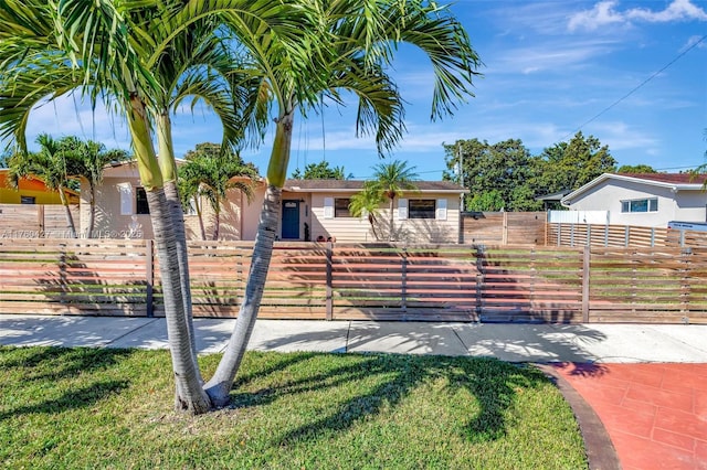 view of front of house featuring a fenced front yard